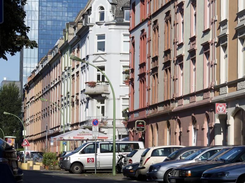 Blick auf eine Häuserzeile im Nordend von Frankfurt am Main. Foto: Frank Rumpenhorst/Archiv