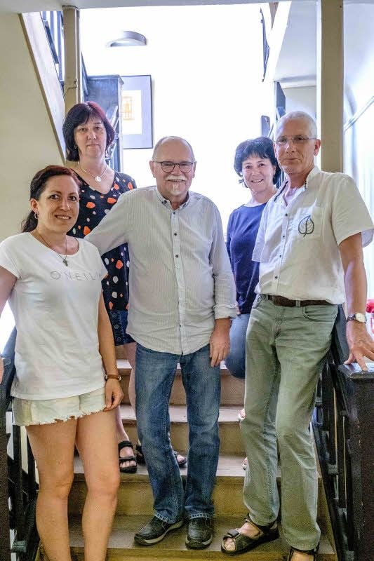 Sie sind die Wittenberg Marketing GmbH (v. l.): Diana Wenzel, Heike Pajak, Peter Pajak, Nadine Louzek und Johannes Winkelmann (nicht im Bild ist Franka List). Zum Fest „Luthers Hochzeit“ waren sie praktisch im Dauereinsatz.