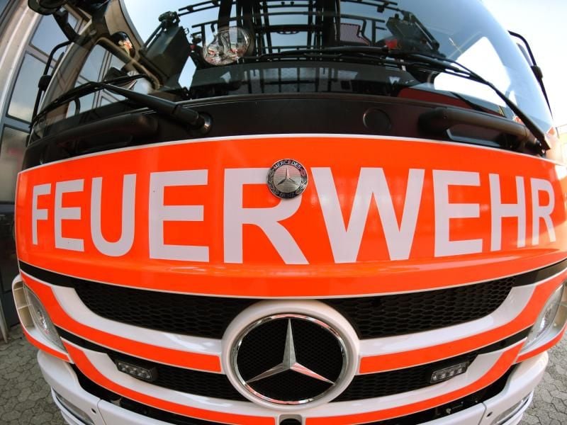 Frontansicht eines Mercedes-Löschfahrzeugs. Foto: Patrick Seeger/Archiv