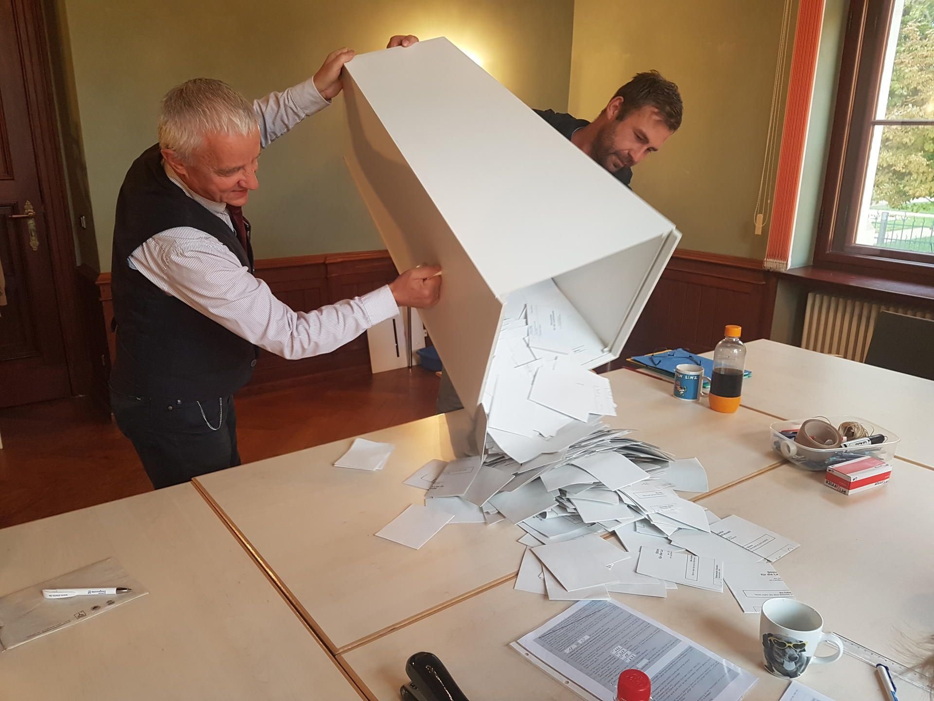 Im Ständehaus in Merseburg wird am Sonntagabend eine Urne mit Stimmzetteln der Landratswahl ausgeschüttet.