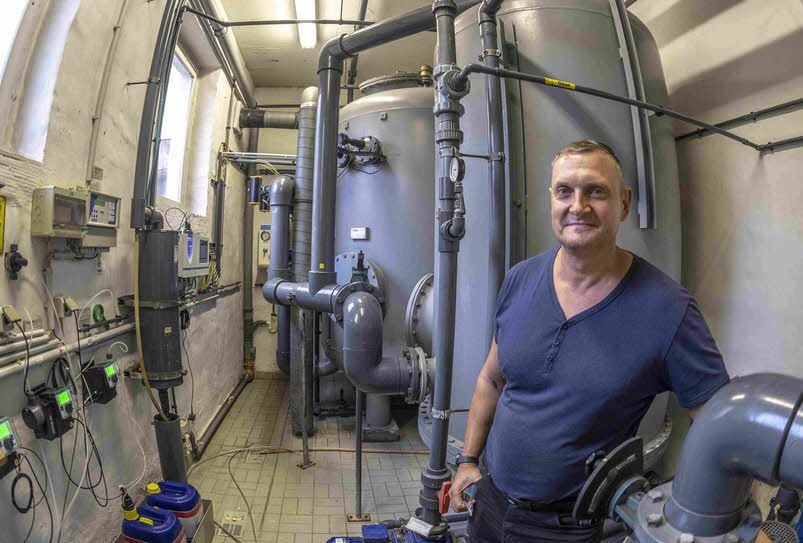 Dirk Schröder in der Wasseraufbereitung.
