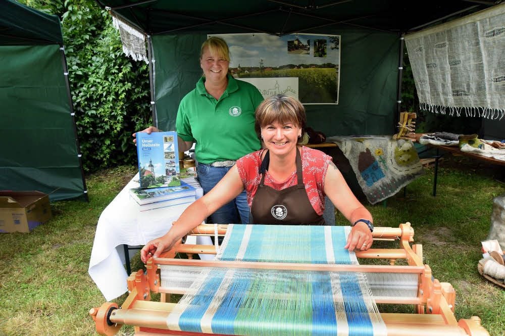 Karina Schulze (vorn) und Lorette Nye am Stand des Vereins Dorfleben Hollsteitz.