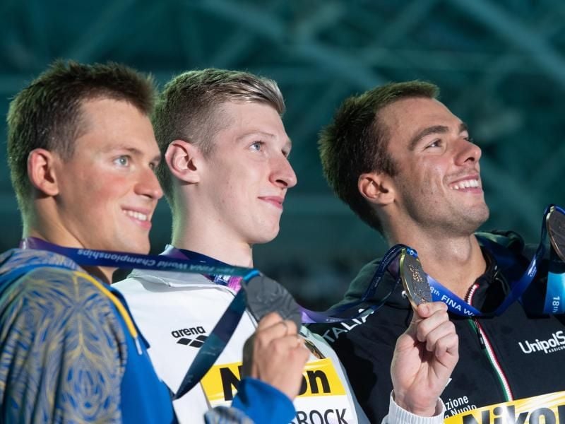 Erhielt großes Lob von Olympiasiegerin Britta Steffen: Florian Wellbrock (M) zeigt bei der Siegerehrung seine Goldmedaille. Foto: Bernd Thissen