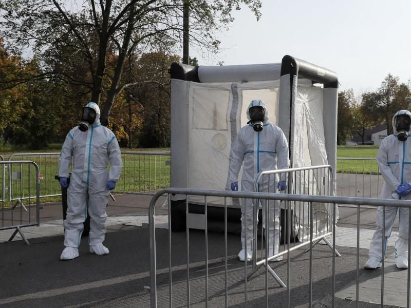 Medizinische Mitarbeiter der polnischen Armee bei der Arbeit in einer Drive-In-Teststation im Hauptquartier der Verteidigungstruppen in Zegrze. Foto: Pawel Supernak/PAP/dpa