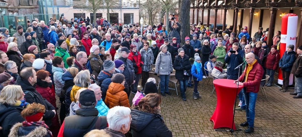 Rund 1.200 Hallenser haben mit Oberbürgermeister Bernd Wiegand (parteilos) die Neujahrswanderung absolviert. Startpunkt war der Zoo.