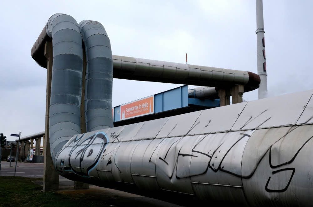 Fernwärmerohre, hier in der Dieselstraße, sollen bunt werden.