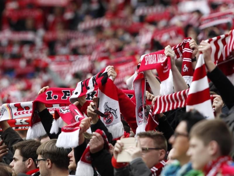 Die Fans vom 1. FC Köln fiebern dem Europa-League-Spiel beim FC Arsenal entgegen. Foto: Roland Weihrauch