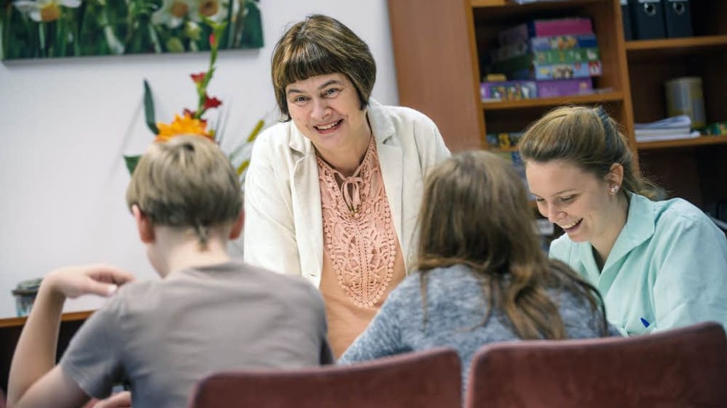 Die Kinderpsychiaterin Manuela Elz trainiert mit Kindern während der Therapie Konzentration und Ausdauer.