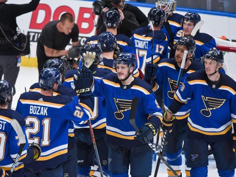 Die Spieler der St. Louis Blues feiern den Sieg gegen die San Jose Sharks. Foto: Richard Ulreich/CSM via ZUMA Wire