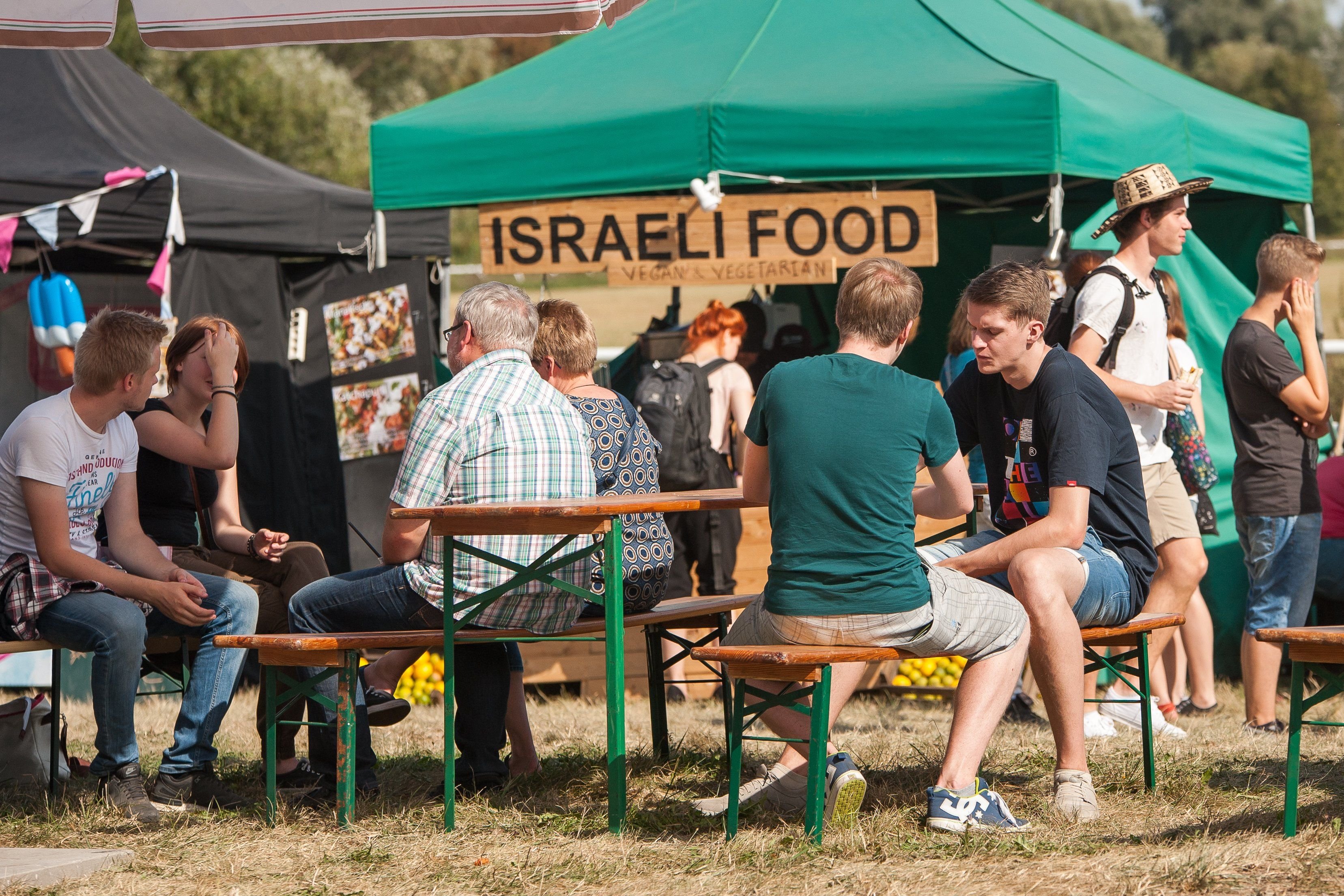 Das erste Street Food Festival in Halle öffnete seine Tore und bot unter dem Motto "Einmal um die Welt", kulinarische Highlights wie Tapas, Thaifood, Smoothies, Vegane Burger und vieles mehr.