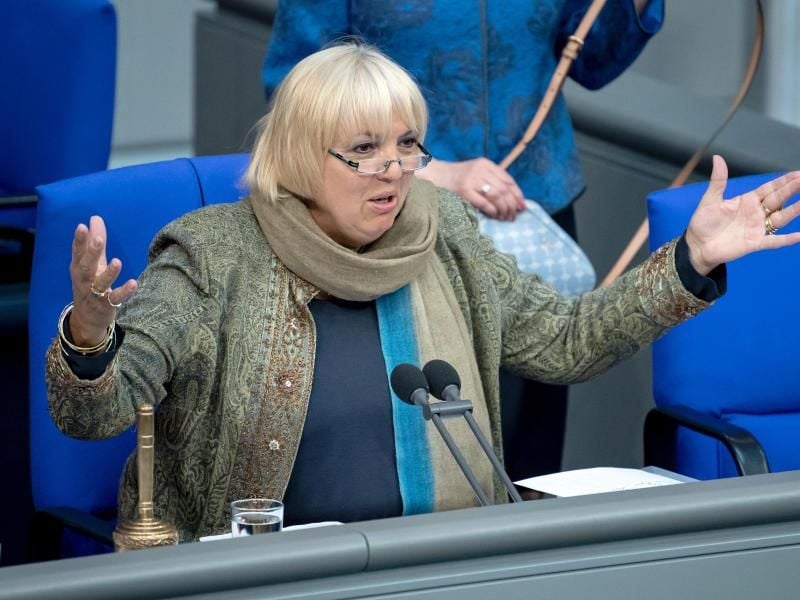 Giftet gegen den DFB: Claudia Roth. Foto: Bernd von Jutrczenka