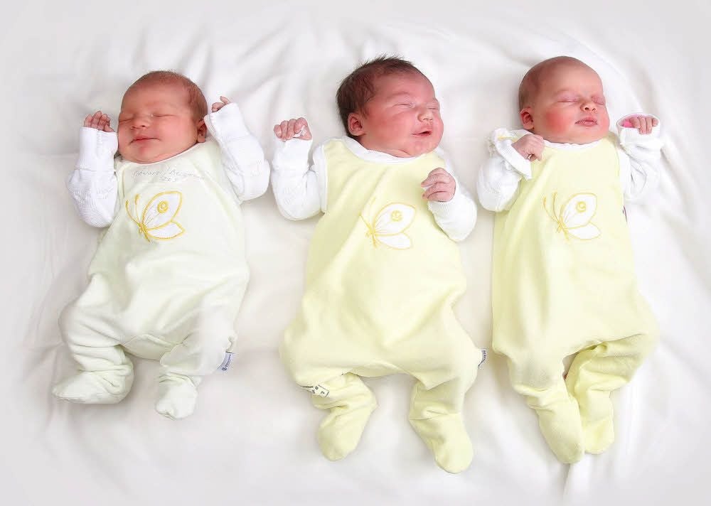 Maison-Joél (links im Bild) erblickte als erstes Baby 2017 in der Sangerhäuser Helios-Klinik das Licht der Welt. Waledo Ahmad und Clara Bernhardt (v.li.) folgten an diesem Tag.