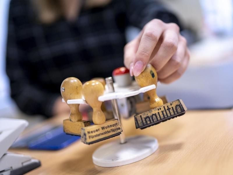 In eine Karriere im öffentlichen Dienst können Jugendliche auch mit einer dualen Ausbildung starten, in der Verwaltung zum Beispiel. Foto: Florian Schuh/dpa-tmn
