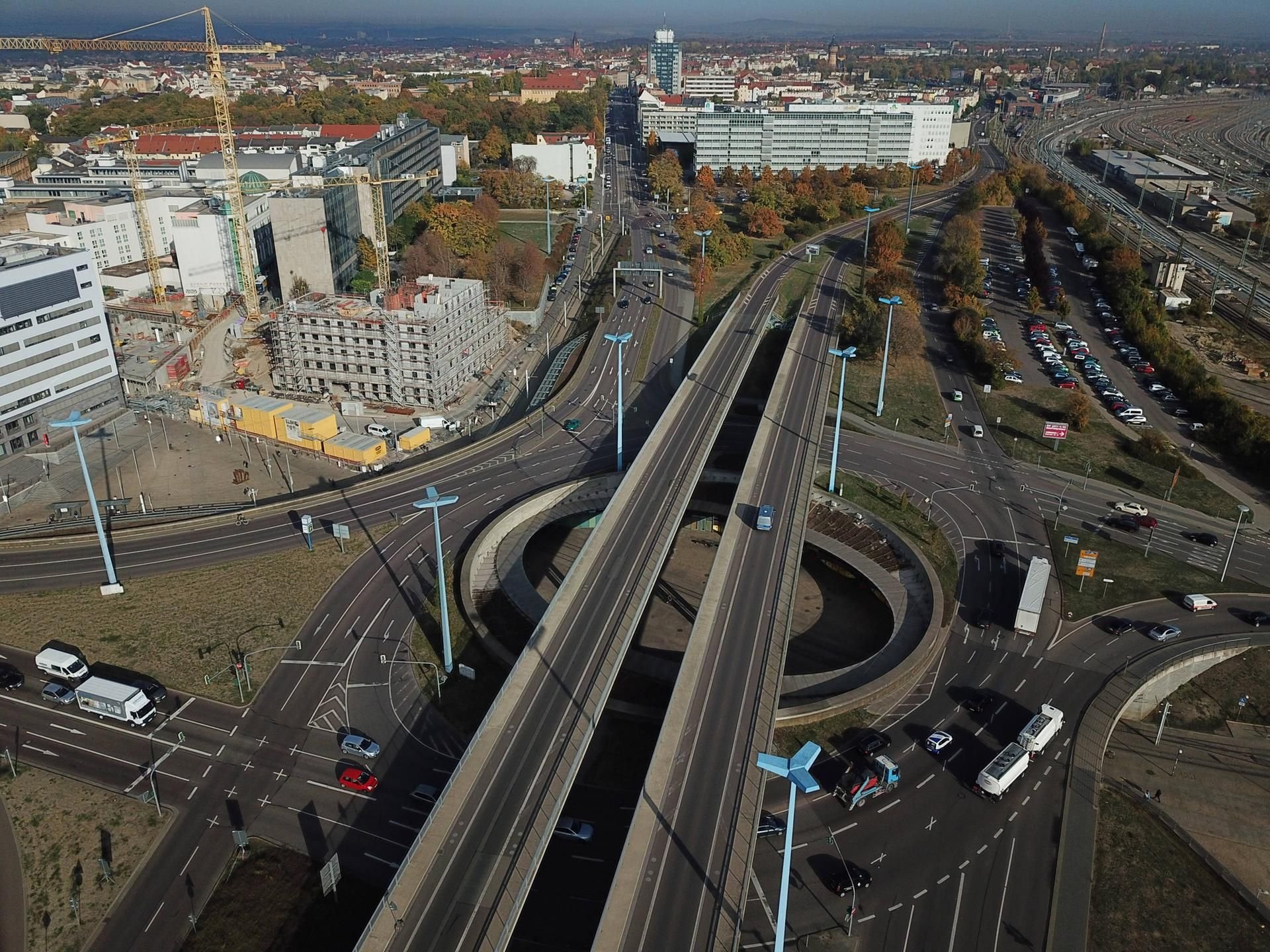 Bislang messen drei Messstationen am Riebeckplatz, an der Paracelsusstraße und an der Schleiermacherstraße Schadstoffe wie etwa Feinstaub, Stickoxid, Ozon oder Benzol.