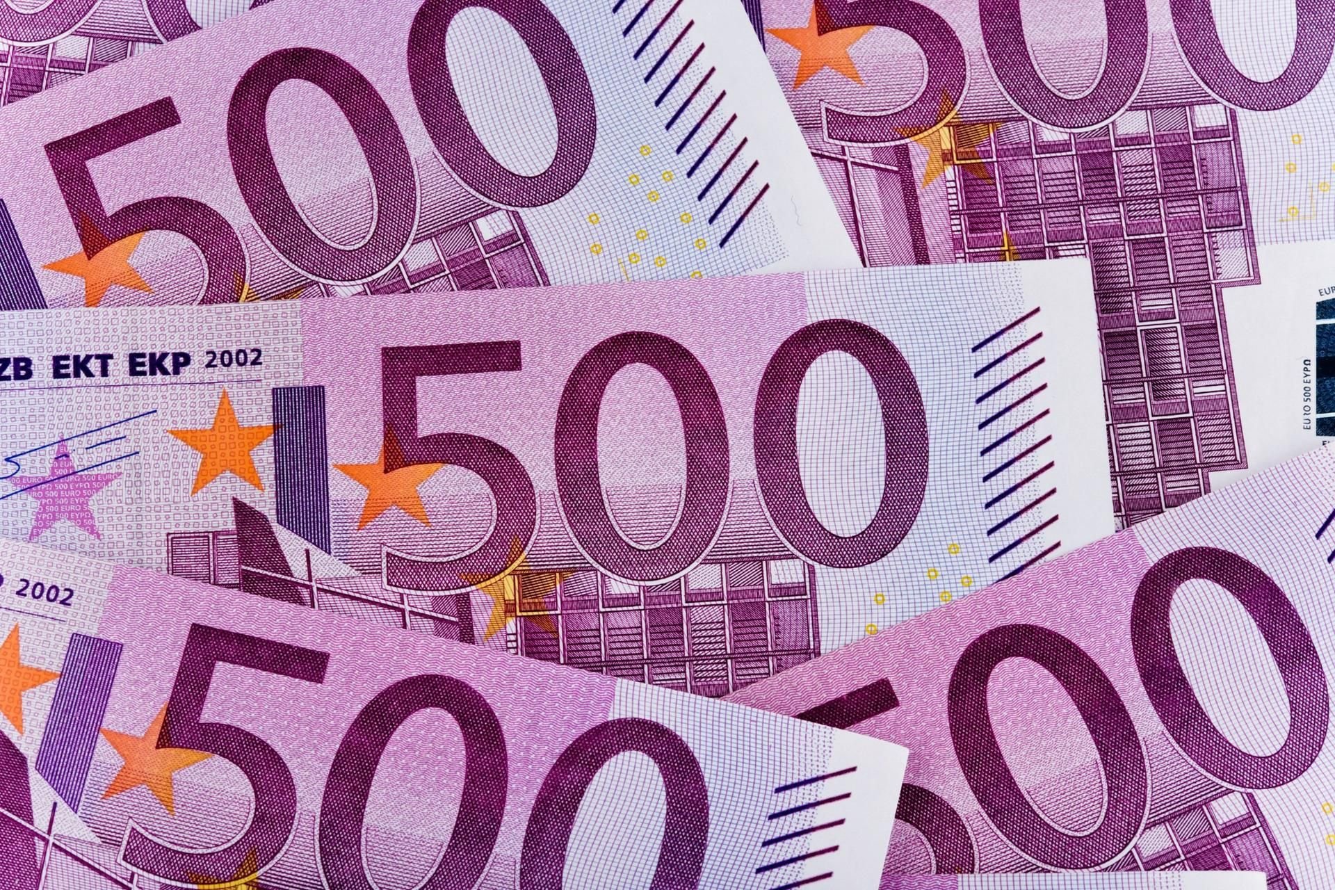 500 Euro-Scheine liegen übereinander.