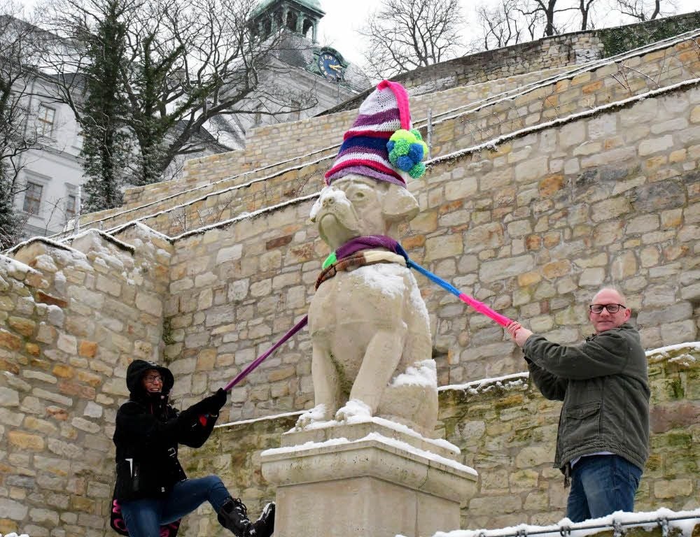 Silke Roder und Mike Drückhammer kleideten den Mops am Sonntag ein.
