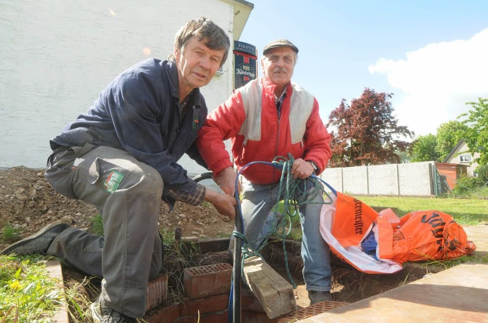 Horst Zich (l.) und Ferdinand Jüttner sind zwei Urgesteine der Bad Kösener Fußball-Abteilung. Sie sind immer da, wenn jemand auf dem Sportplatz am Gradierwerk gebraucht wird - hier bei Arbeiten an der improvisierten Wasserpumpe.