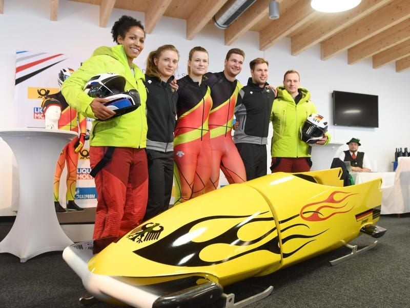 Die deutschen Bobpilotinnen und -piloten den Bob für die Olympischen Spiele 2018. Foto: Tobias Hase