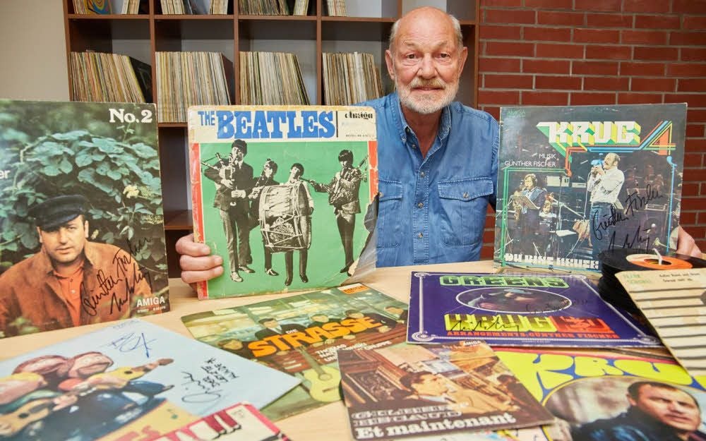Rainer Kämpfe präsentiert einen Teil seiner Schallplattensammlung mit der besonderen LP der Beatles.