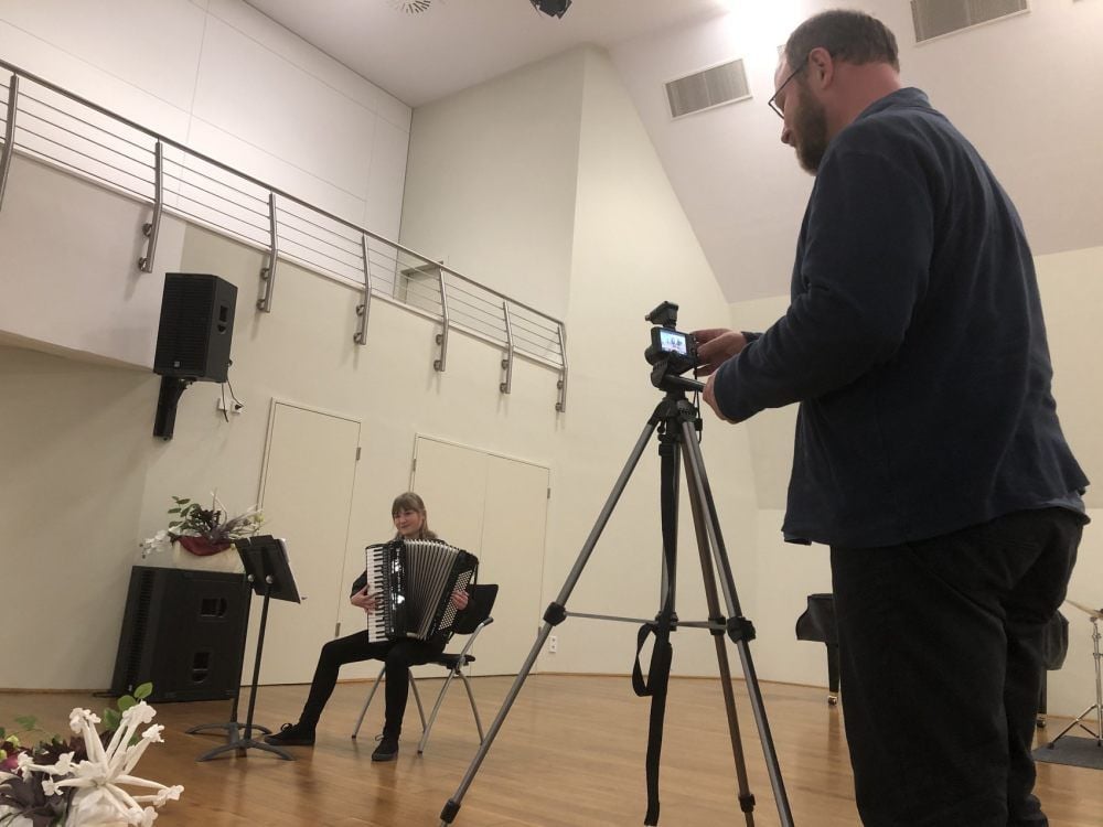 Renommierter Carl-Schroeder-Wettbewerb: Dana Marlen Röhling spielt, Enrico Kotzur filmt.