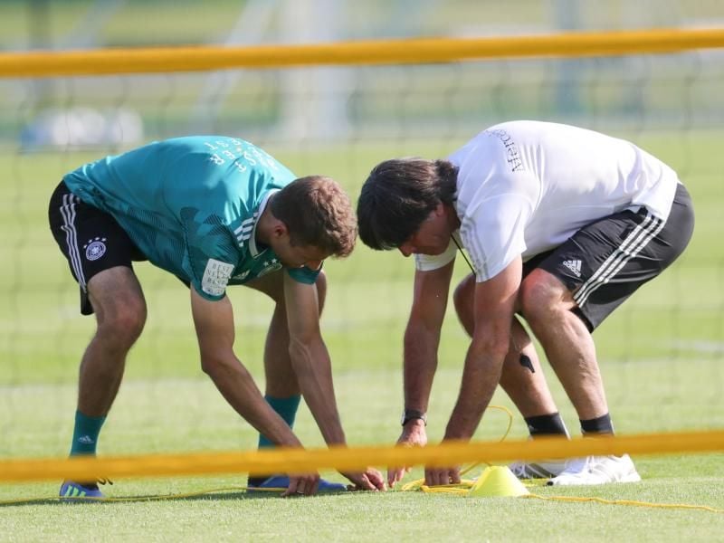 Baut seine Elf gegen Südkorea um: Bundestrainer Jogi Löw (r). Foto: Christian Charisius