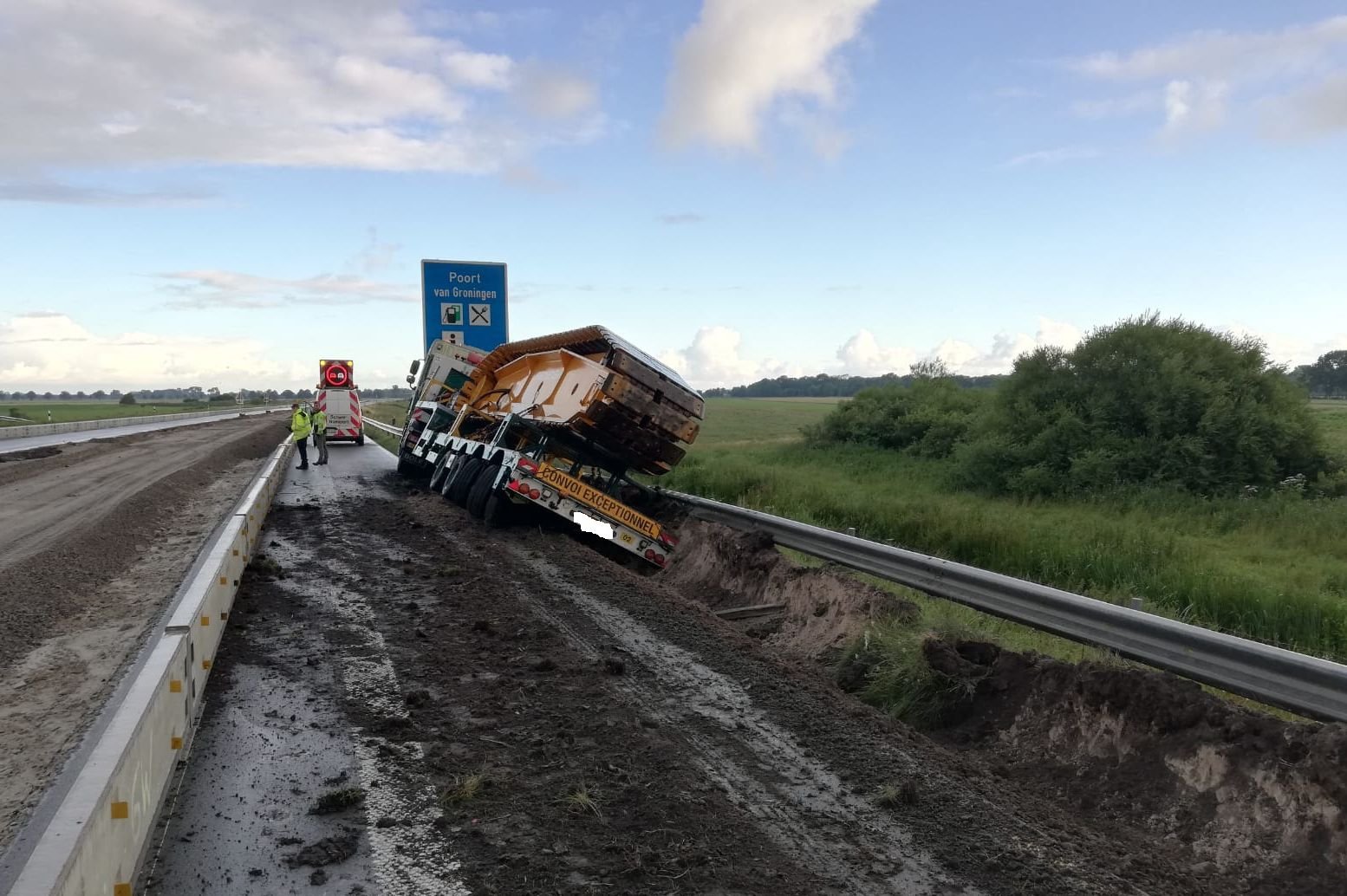 Ein Schwerlast-LKW steht in Schieflage an der Leitplanke der Autobahn 280 bei Bunde (Kreis Leer).