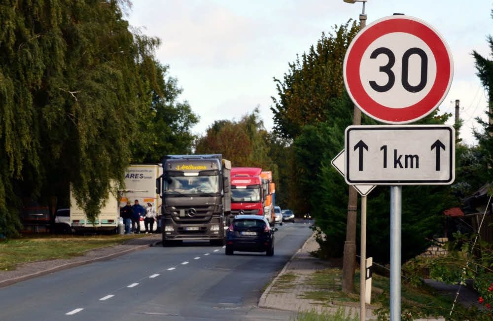 Bis ein Fußweg gebaut werden kann, soll eine Tempo-30-Zone an der Chausseestraße die Gefahren für Fußgänger verringern.