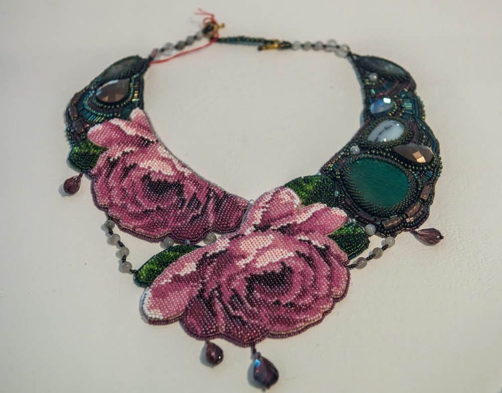 In Mischtechniken mit Textil gefertigter Schmuck gehört auch dazu.