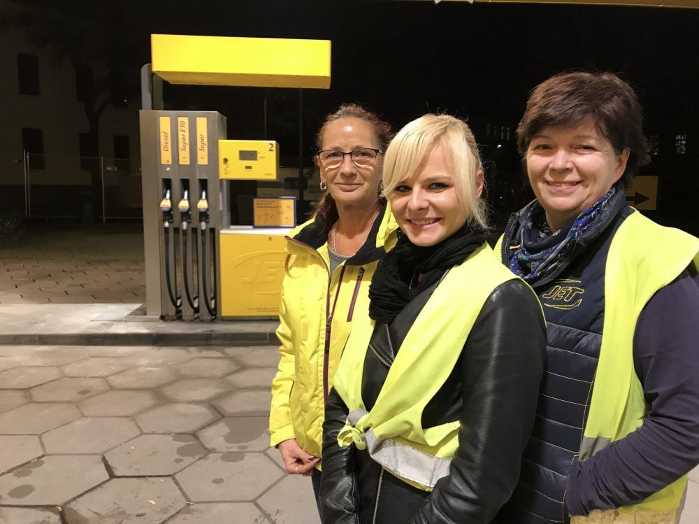 Dolores Böttcher, Chefin Luisa Peine und Ellen Schmidt (v. li.) sind die bekannten Gesichter der runderneuerten Tankstelle an der Leipziger Straße.