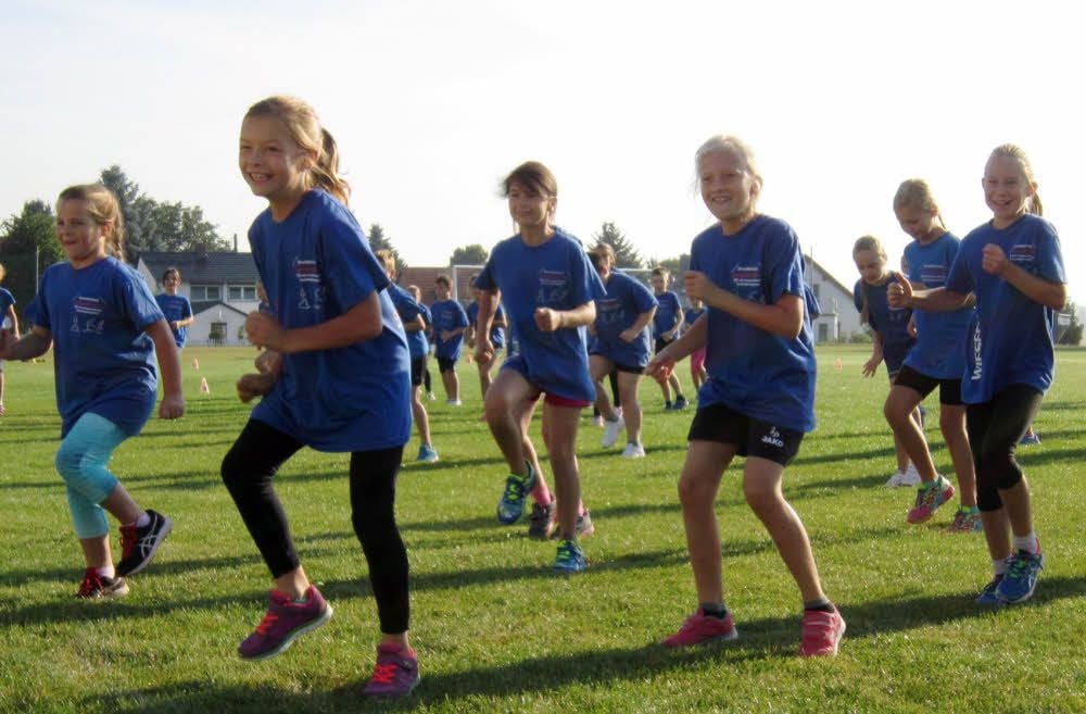 Die Großkorbethaer Schüler erwärmen sich für ihr spezielles Sportfest.