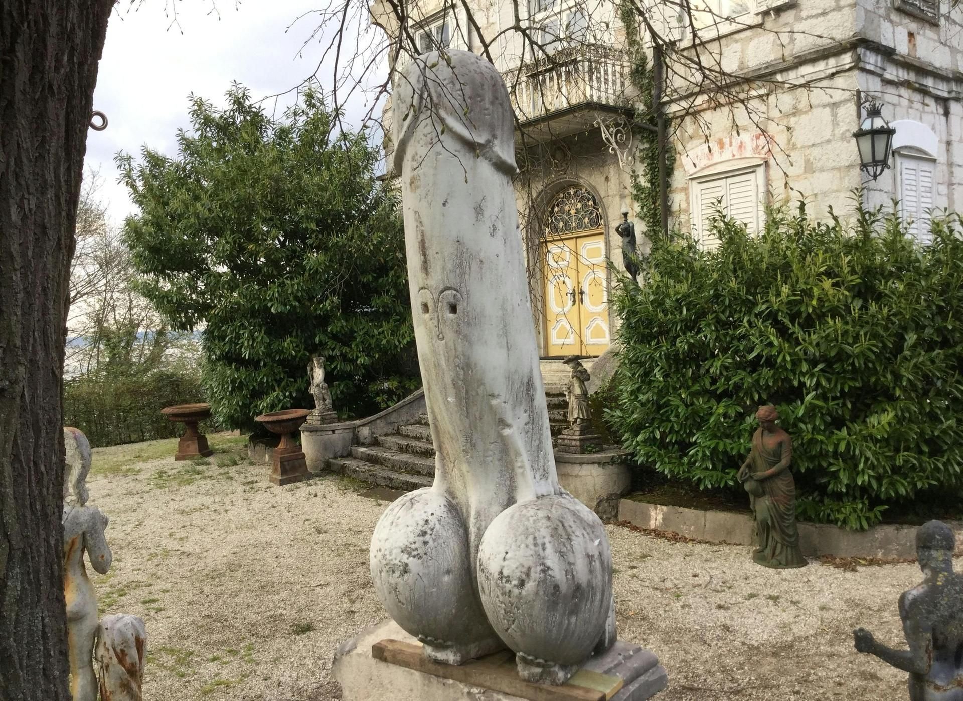 Eine zwei Meter hohe Phallus-Statue steht neben einem Kreuzweg in Traunkirchen.