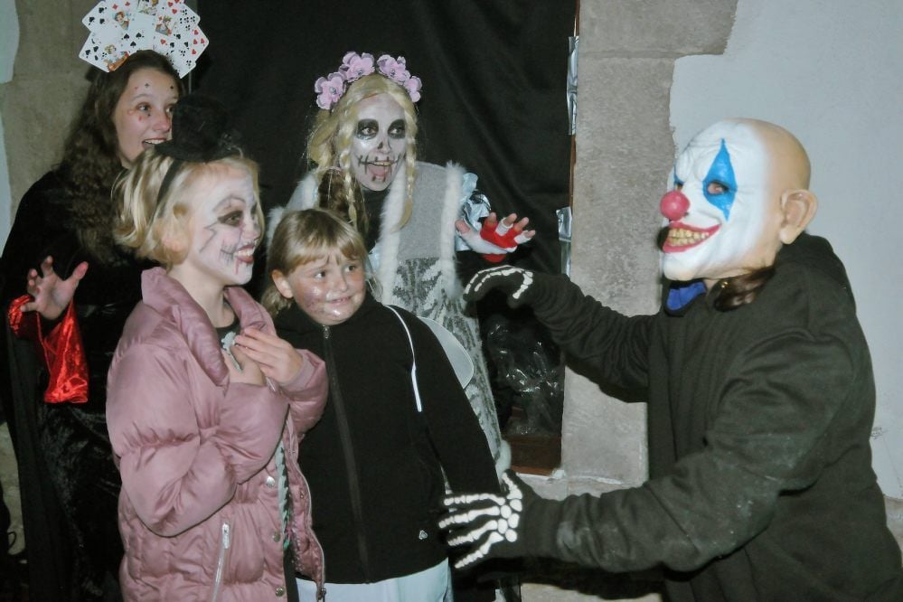 Die Besucher werden im Kloster erschreckt.