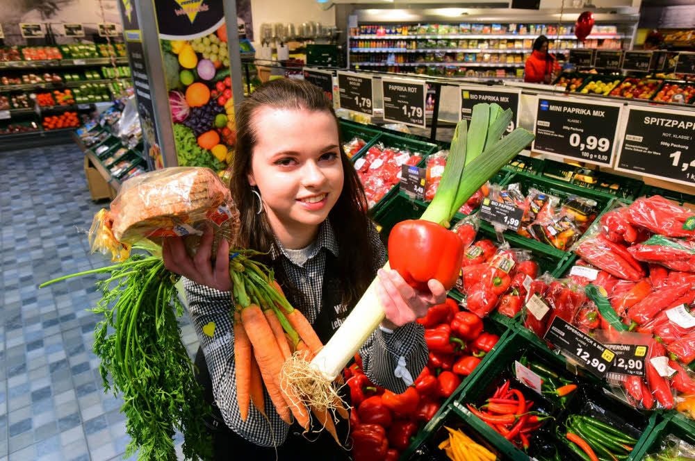 Lisa Schmidt ist eine von 14 Azubis des Edeka-Marktes in Weißenfels.