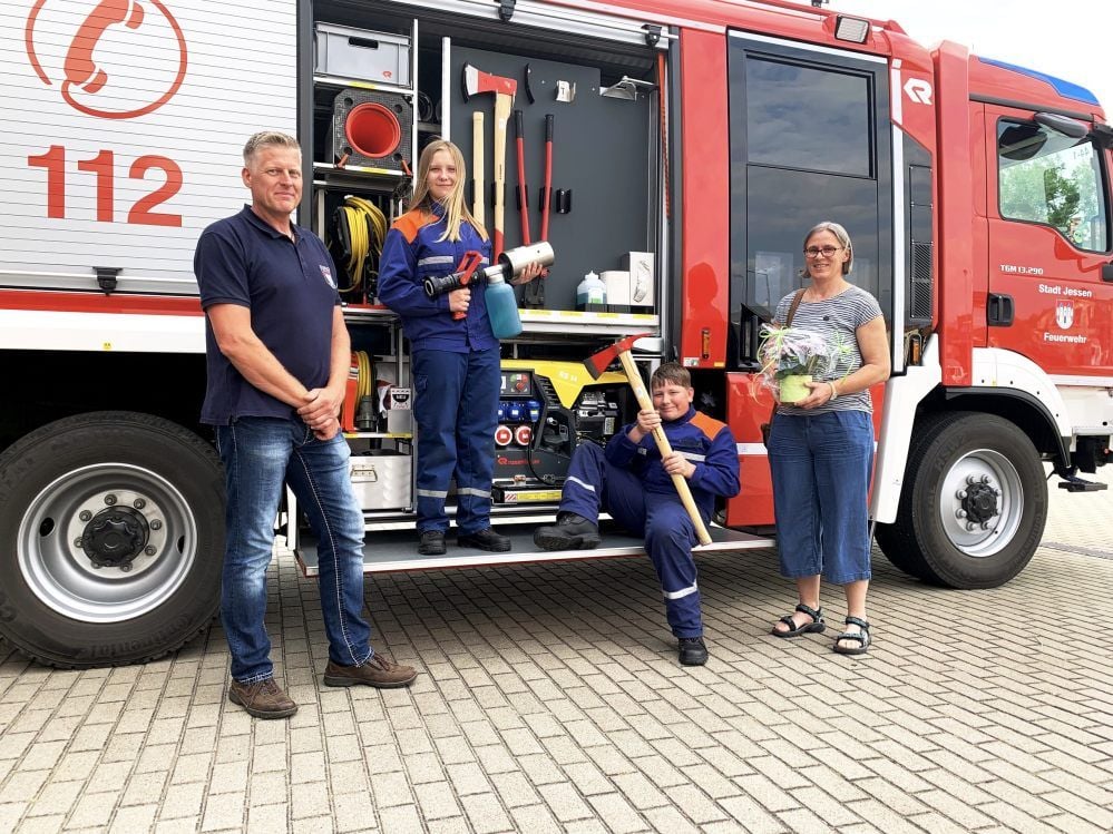 Petra Stelter überreicht Ben Netzel, Malina Lemke und Jörg Schild (von rechts) eine Spende für die Jugendfeuerwehren der Stadt Jessen.