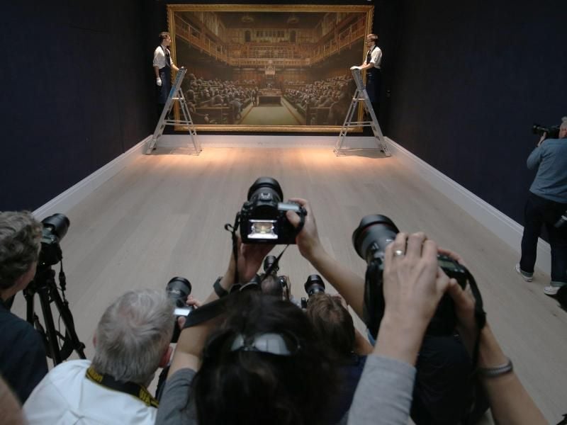 Sotheby's versteigerte Banksys „Devolved Parliament”. Foto: Jonathan Brady/PA Wire/dpa
