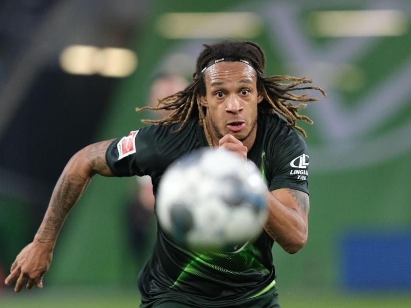 War Ende Juli kurz vor dem Trainingsauftakt des VfL Wolfsburg positiv auf das Coronavirus getestet worden: Kevin Mbabu. Foto: Peter Steffen/dpa
