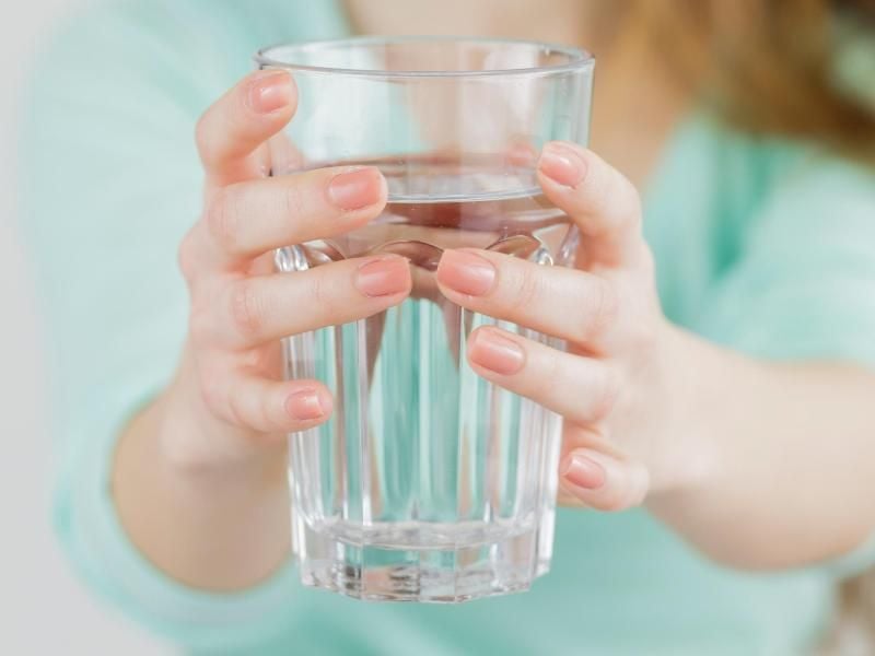 Im Glas sieht alles gleich aus - allerdings gibt es Unterschiede zwischen Mineral-, Tafel- und Heilwasser. Foto: Monique Wüstenhagen