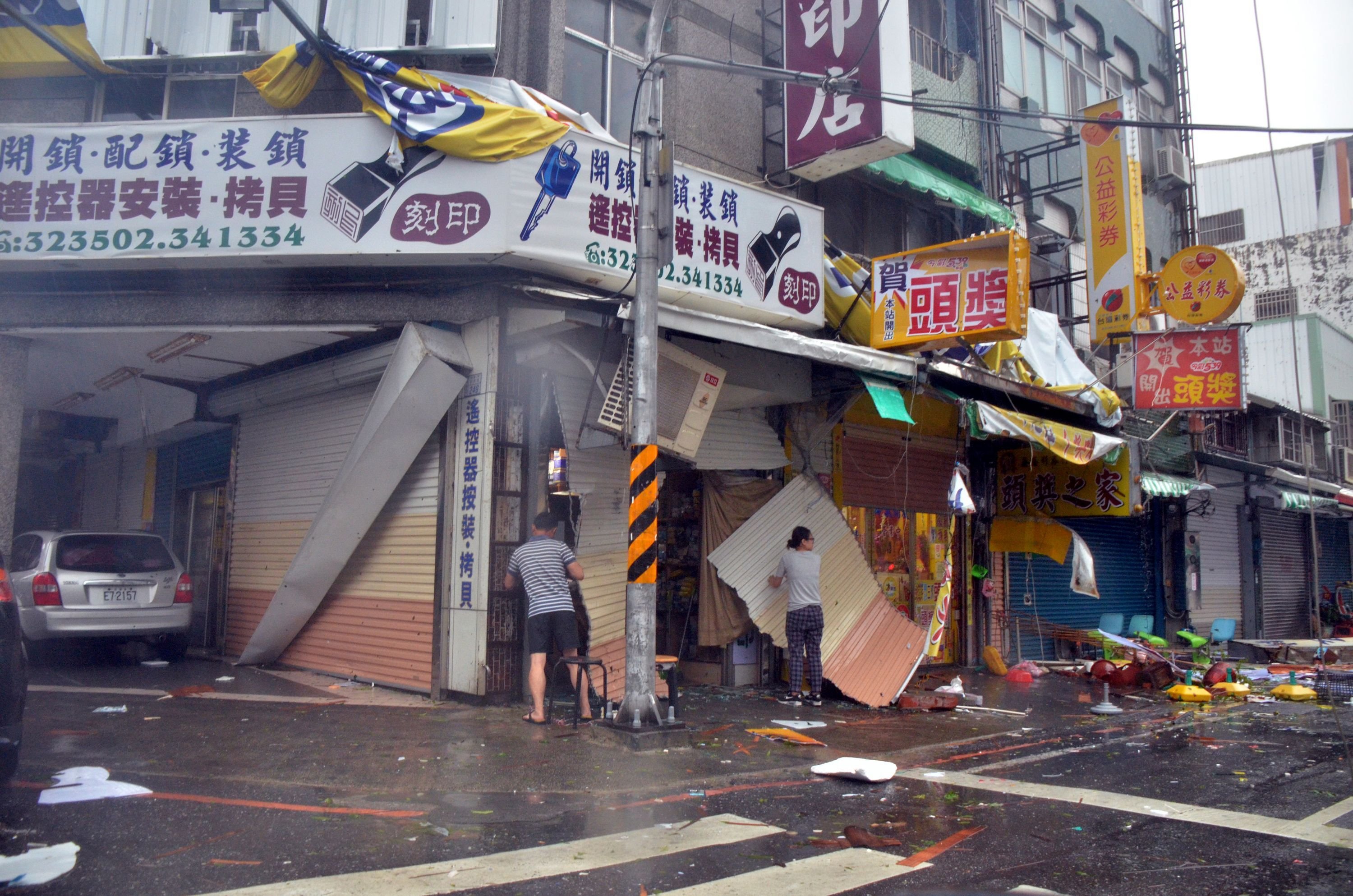 Bei einem Taifun sind in Taiwan zwei Menschen ums Leben gekommen.