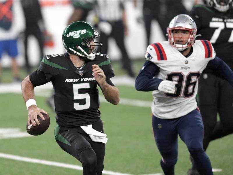 Joe Flacco (l) von den New York Jets in Aktion. Foto: Bill Kostroun/AP/dpa