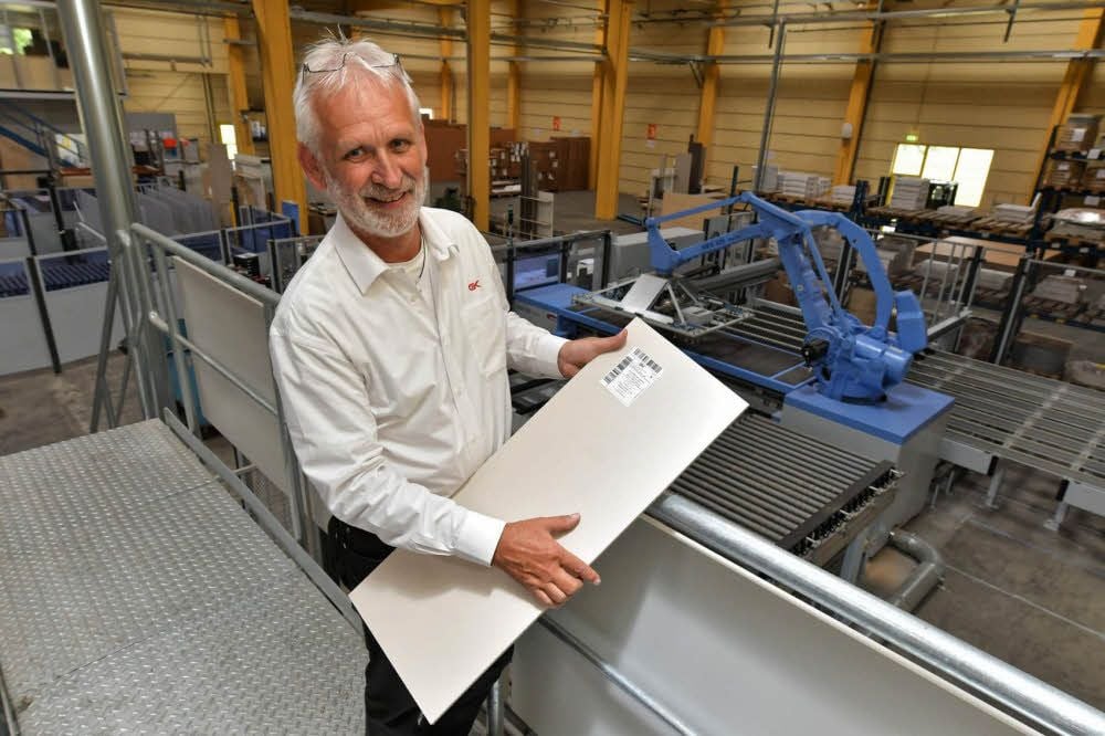 Firmenchef Bernd Kirchner in der neuen Dessauer Fertigungsanlage.