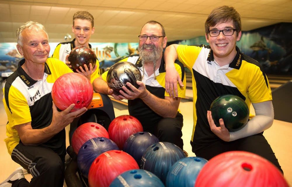 Hanno Janny, Johannes Kawalle, Peter Wozny und Tobias Schönfelder (v.l.) machen dem Jessener Bowlingteam große Ehre.