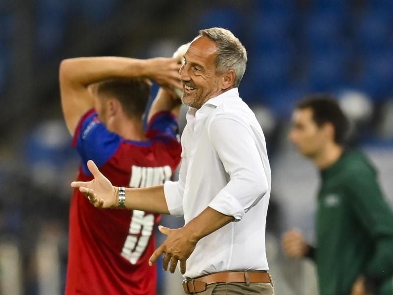 Trainer Adi Hütter reagiert an der Seitenlinie mit hochgezogenen Schultern: Eintracht Frankfurt ist ausgeschieden. Foto: Gian Ehrenzeller/KEYSTONE/dpa