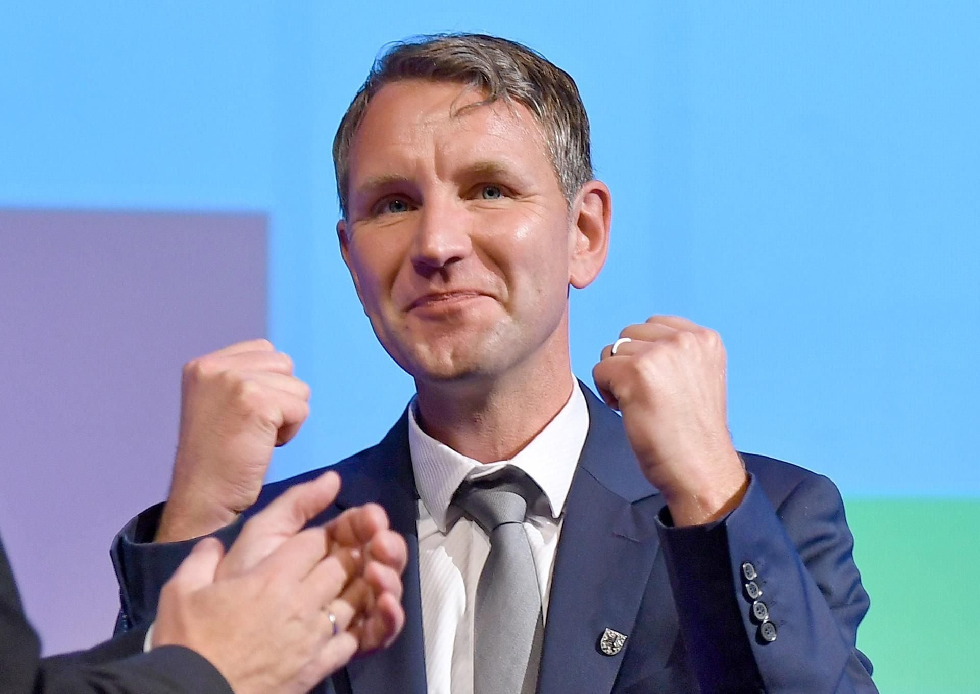 Thüringens AfD-Landeschef Björn Höcke jubelt nach der Veröffentlichung der ersten Prognosen zum Ausgang der Bundestagswahl 2017.