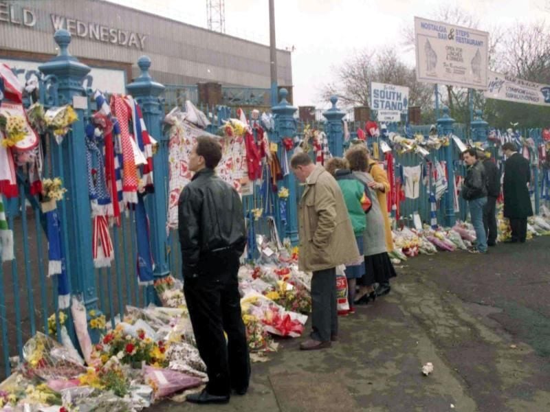 Fußballfans gedenken am 15. April 2019 vor dem Stadion am 30. Jahrestag der Opfer der Hillsborough-Tragödie. Foto: Peter Kemp