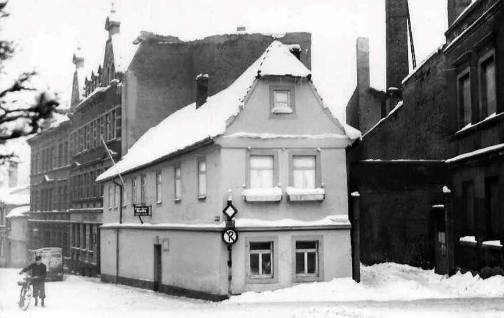 Die Weberstraße 1, das kleine helle Haus, wurde 1944 beim Bombenangriff völlig zerstört und nie wieder aufgebaut.