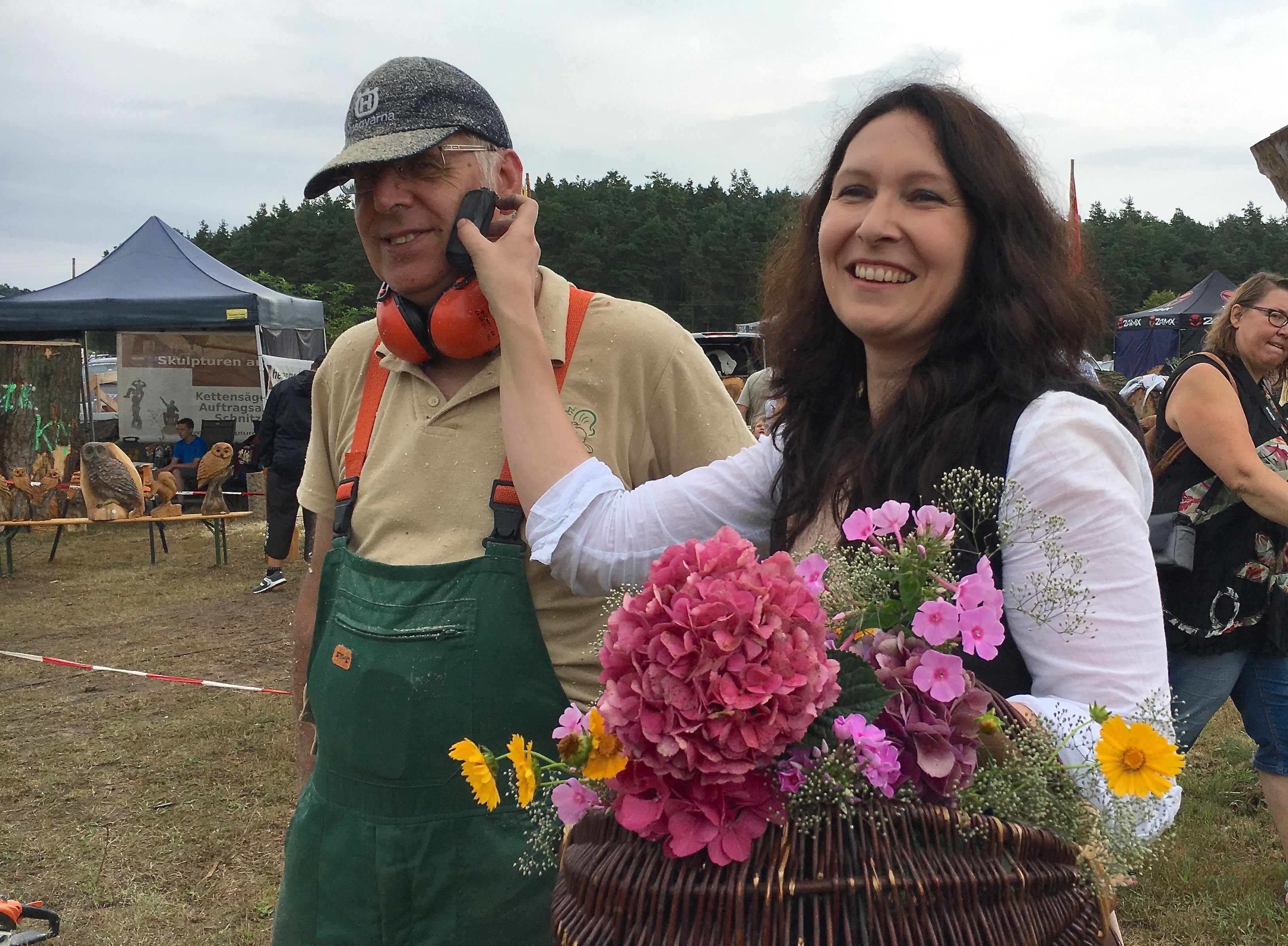 Norma Austinat ist das neue Köhlerliesel der Dübener Heide. Zum Holzskulpturenwettbewerb in Tornau wurde die Mittdreißigerin offiziell vorgestellt. Zum „Job“ gehört es, Männer mit Holzkohle anzuschwärzen. Schnitzer Frank Kühnicke war einer der ersten, die die Prozedur erleben durften.