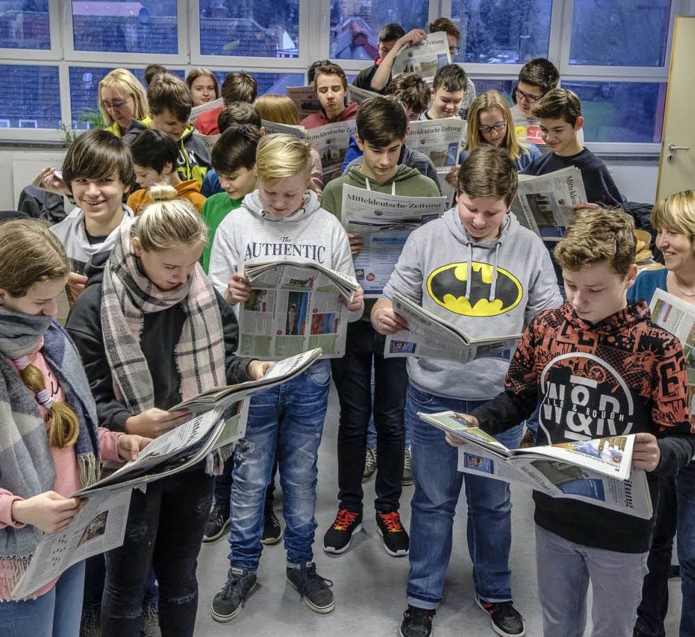 MZ lesen? Für die meisten Achtklässler der Kemberger Ganztagsschule eher ungewohnt. Doch im Rahmen des Projektes Klasse 2.0 beschäftigen sich die Schüler intensiv mit der Zeitung und stärken ihre Medienkompetenz.