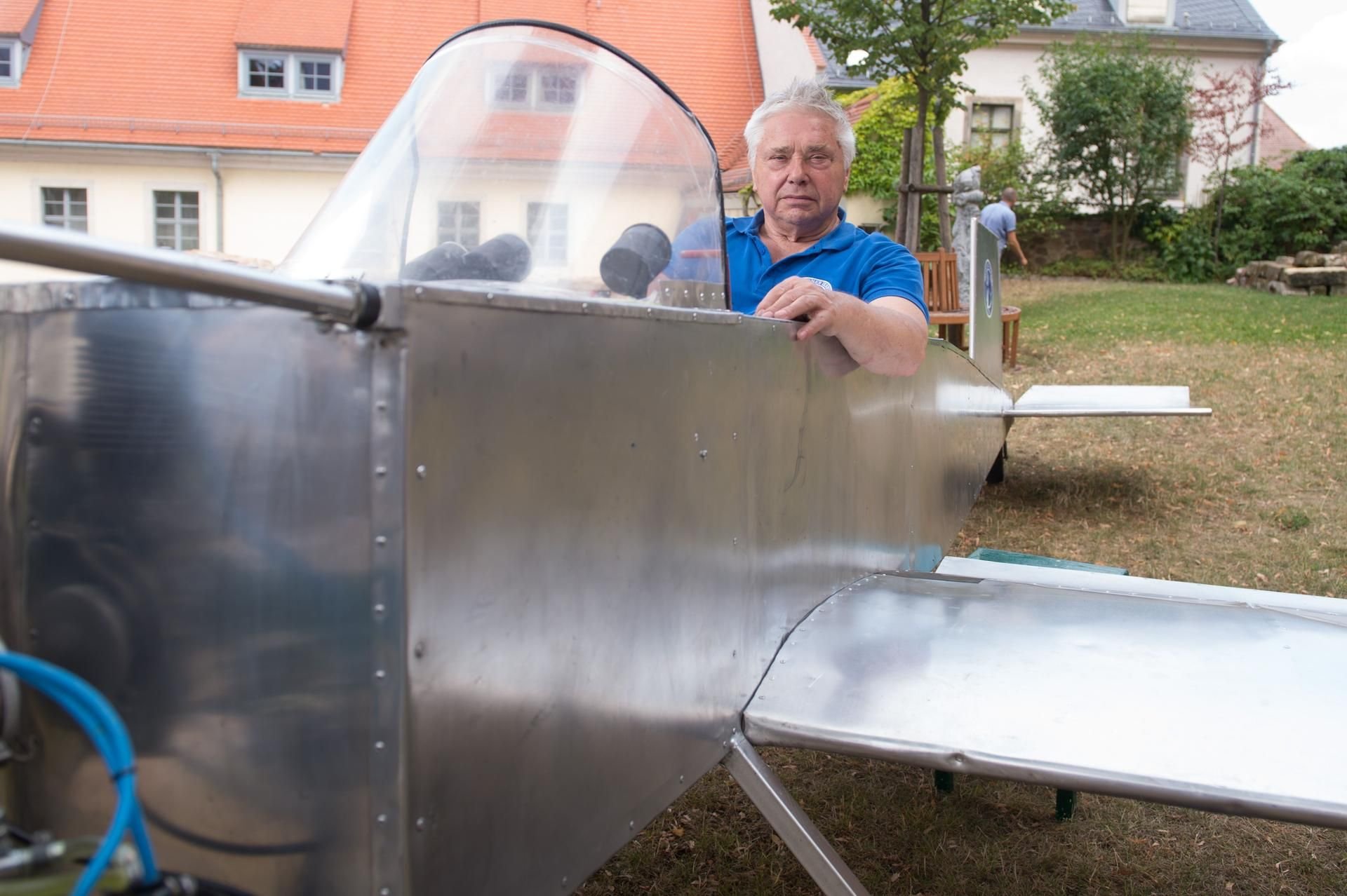 Michael Schlosser sitzt in dem selbstgebauten Flugzeug "Ikarus".