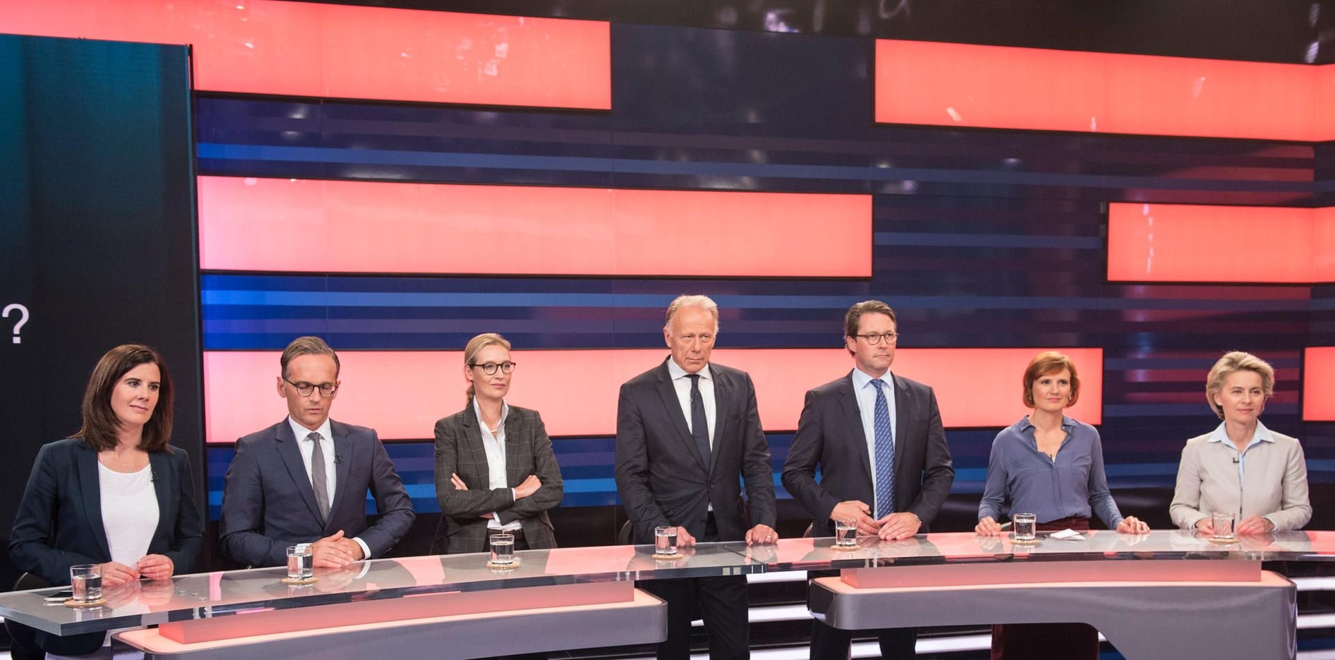 Katja Suding (FDP, l-r), Bundesjustizminister Heiko Maas (SPD), Alice Weidel (AfD), Jürgen Trittin (Grüne), Andreas Scheuer (CSU), Katja Kipping (Linke) und Bundesverteidigungsministerin Ursula von der Leyen (CDU)