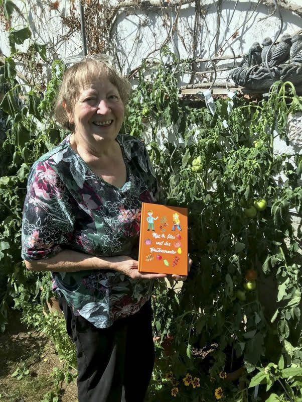 Gisela Ewe und ihr erstes Buch.